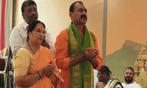 YSRCP नेता भूमन करुणाकर रेड्डी ने सीएम चंद्रबाबू नायडू, DCM पवन कल्याण की आलोचना की YSRCP नेता भूमन करुणाकर रेड्डी ने सीएम चंद्रबाबू नायडू, DCM पवन कल्याण की आलोचना की