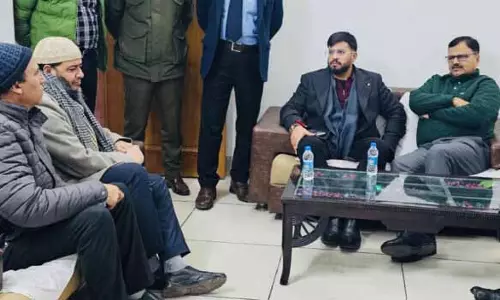 Rana ने बर्फबारी प्रभावित राजौरी में विकास कार्यों और आवश्यक सेवाओं की बहाली की समीक्षा की Rana ने बर्फबारी प्रभावित राजौरी में विकास कार्यों और आवश्यक सेवाओं की बहाली की समीक्षा की
