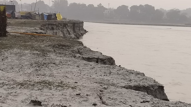 Farrukhabad: पांचाल घाट पर नदी कटान, मेले में हड़कंप