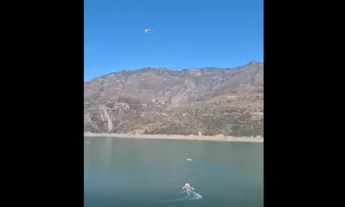 LIVE VIDEO: बड़ा हादसा होते-होते टल गया...दो पैराग्लाइडर अनियंत्रित होकर झील में गिरे, तभी... LIVE VIDEO: बड़ा हादसा होते-होते टल गया...दो पैराग्लाइडर अनियंत्रित होकर झील में गिरे, तभी...