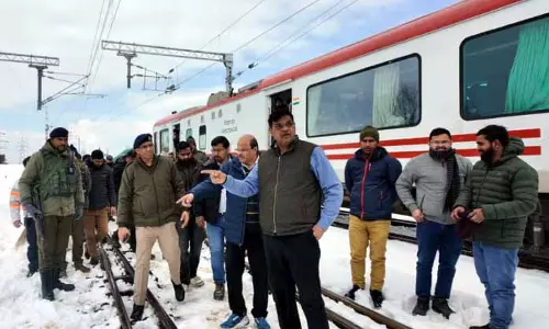 बर्फबारी के बाद नॉर्दर्न रेलवे के GM ने श्रीनगर-कटरा सेक्शन का निरीक्षण किया
