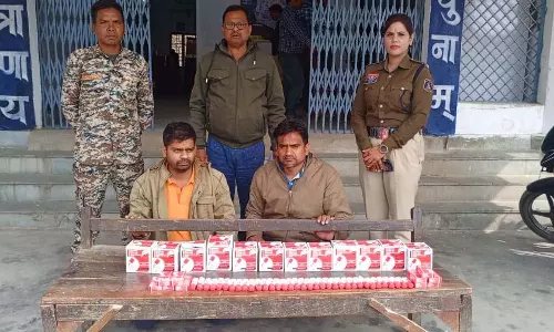 नाबालिगों को व्हाइटनर बेचने वाले दो स्टेशनरी संचालक गिरफ्तार, 234 पेन जब्त नाबालिगों को व्हाइटनर बेचने वाले दो स्टेशनरी संचालक गिरफ्तार, 234 पेन जब्त