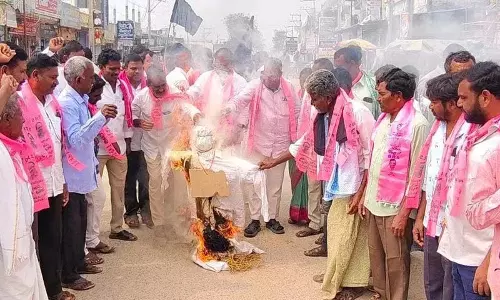 SIT नोटिस के विरोध में सीएम रेवंत रेड्डी का पुतला फूंका गया SIT नोटिस के विरोध में सीएम रेवंत रेड्डी का पुतला फूंका गया
