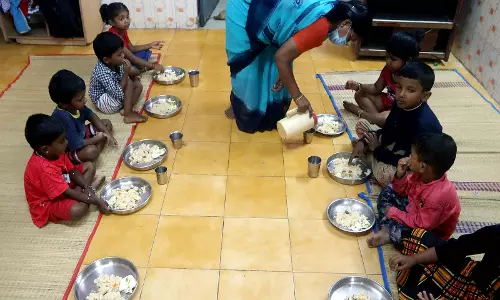 Sangareddy के एक स्कूल में दोपहर का भोजन करने के बाद 22 छात्र अस्पताल में भर्ती Sangareddy के एक स्कूल में दोपहर का भोजन करने के बाद 22 छात्र अस्पताल में भर्ती