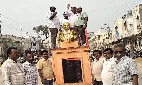 Tatikonda Seethaiah ने गांधीजी की पुण्य तिथि पर उन्हें श्रद्धांजलि अर्पित की Tatikonda Seethaiah ने गांधीजी की पुण्य तिथि पर उन्हें श्रद्धांजलि अर्पित की