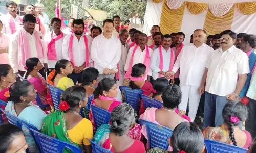 पूर्व विधायक कंडाला उपेंद्र रेड्डी ने बढ़ती गरीबी के लिए Congress Rule की आलोचना की पूर्व विधायक कंडाला उपेंद्र रेड्डी ने बढ़ती गरीबी के लिए Congress Rule की आलोचना की