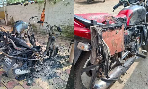 मां शीतला माता मंदिर में असामाजिक तत्वों ने दोपहिया वाहन जलाए, इलाके में दहशत मां शीतला माता मंदिर में असामाजिक तत्वों ने दोपहिया वाहन जलाए, इलाके में दहशत