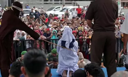 Indonesian महिला को शादी के बाहर सेक्स और शराब पीने के लिए 140 कोड़े मारे गए Indonesian महिला को शादी के बाहर सेक्स और शराब पीने के लिए 140 कोड़े मारे गए