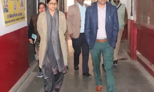 Pratapgarh: जिलाधिकारी ने विकास भवन के कार्यालयों का किया औचक निरीक्षण Pratapgarh: जिलाधिकारी ने विकास भवन के कार्यालयों का किया औचक निरीक्षण