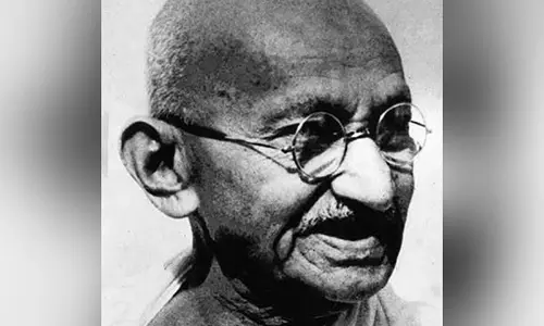 शहीद दिवस 2026: Yogi और नीतीश ने महात्मा गांधी को श्रद्धांजलि दी शहीद दिवस 2026: Yogi और नीतीश ने महात्मा गांधी को श्रद्धांजलि दी