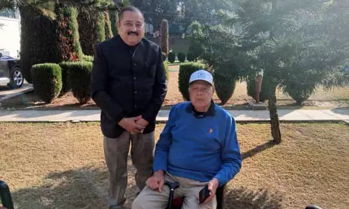 राजेश गुप्ता ने Dr. Farooq Abdullah से मुलाकात की राजेश गुप्ता ने Dr. Farooq Abdullah से मुलाकात की