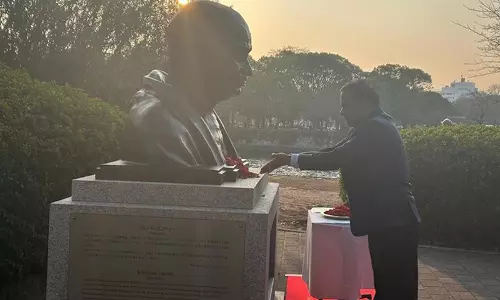 असम के CM ने शहीद दिवस पर महात्मा गांधी को श्रद्धांजलि अर्पित की असम के CM ने शहीद दिवस पर महात्मा गांधी को श्रद्धांजलि अर्पित की
