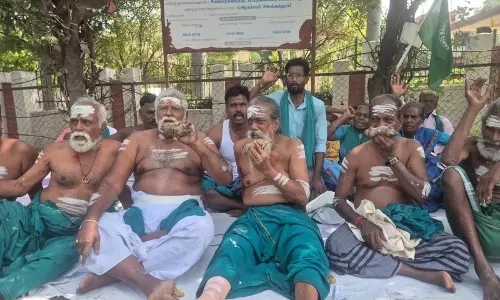Trichy के किसानों ने सरकारी उपेक्षा का आरोप लगाते हुए विरोध प्रदर्शन में चूहे खाए