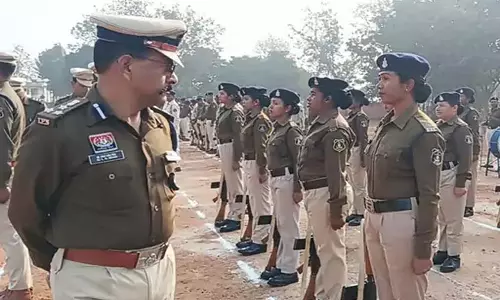 DIG डॉ. लाल उमेद सिंह ने जशपुर पुलिस लाइन का किया निरीक्षण, परेड की सलामी ली