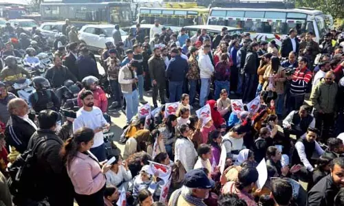 जम्मू में NLU के लिए बड़े पैमाने पर विरोध प्रदर्शन हुआ जम्मू में NLU के लिए बड़े पैमाने पर विरोध प्रदर्शन हुआ