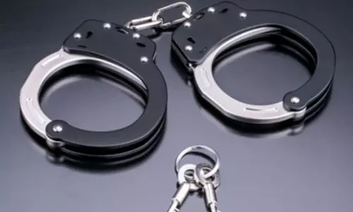 जम्मू-कश्मीर के गांदरबल में रिश्वत लेते हुए राजस्व अधिकारी गिरफ्तार: CBI जम्मू-कश्मीर के गांदरबल में रिश्वत लेते हुए राजस्व अधिकारी गिरफ्तार: CBI