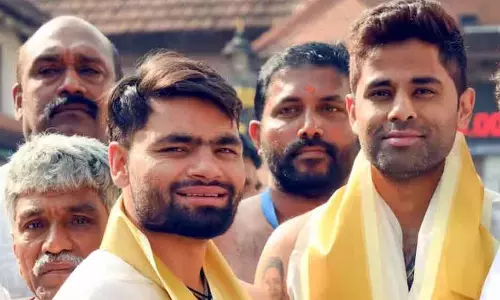 Sports: कप्तान सूर्यकुमार और पूरी टीम ने मैच से पहले किया मंदिर दर्शन Sports: कप्तान सूर्यकुमार और पूरी टीम ने मैच से पहले किया मंदिर दर्शन