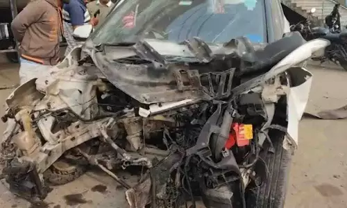 Sambalpur में कार बिजली के खंभे से टकराई, इंजन 100 फीट दूर जा गिरा