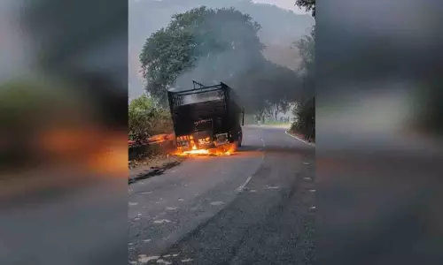 कोरापुट NH-26: ट्रक में टायर फटने से आग लगी, सुरक्षा पर सवाल कोरापुट NH-26: ट्रक में टायर फटने से आग लगी, सुरक्षा पर सवाल