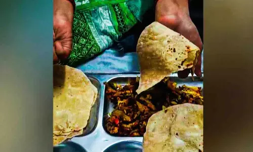 भुवनेश्वर के BJB कॉलेज हॉस्टल के खाने में कीड़े मिलने से छात्रों में गुस्सा भुवनेश्वर के BJB कॉलेज हॉस्टल के खाने में कीड़े मिलने से छात्रों में गुस्सा