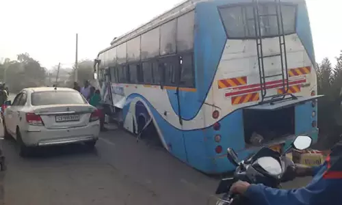 यात्री बस के टायर फटने पर चालक की सूझबूझ से बड़ा हादसा टला, सभी यात्री सुरक्षित यात्री बस के टायर फटने पर चालक की सूझबूझ से बड़ा हादसा टला, सभी यात्री सुरक्षित