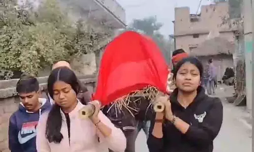 रिश्तेदार नहीं आए, बेटियों ने मां की अर्थी खुद उठाई और चिता जलाई रिश्तेदार नहीं आए, बेटियों ने मां की अर्थी खुद उठाई और चिता जलाई