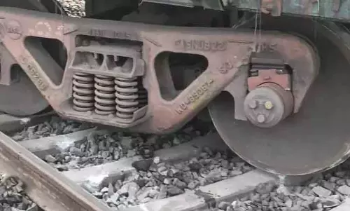 Ammanabrolu स्टेशन के पास हादसा: मालगाड़ी के दो डिब्बे पटरी से उतरे, टला बड़ा हादसा Ammanabrolu स्टेशन के पास हादसा: मालगाड़ी के दो डिब्बे पटरी से उतरे, टला बड़ा हादसा