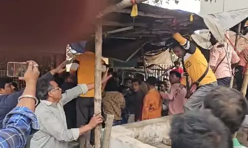 Tollygunge में हंगामा: ऑटो यूनियन ऑफिस के निर्माण को लेकर बंद, सड़कें जाम Tollygunge में हंगामा: ऑटो यूनियन ऑफिस के निर्माण को लेकर बंद, सड़कें जाम