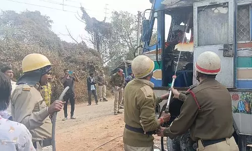 शराब से लदी लॉरी में आग लगी, Driver और क्रू बाल-बाल बचे