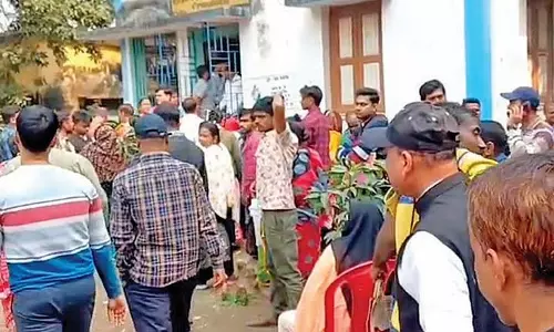Voters विरोध कर रहे हैं कि दस्तावेजों की रसीद पर मुहर क्यों नहीं लगी Voters विरोध कर रहे हैं कि दस्तावेजों की रसीद पर मुहर क्यों नहीं लगी