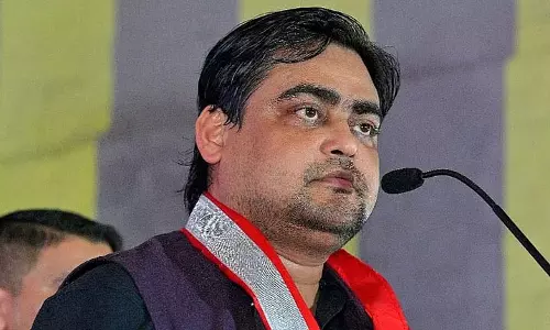 Trinamool ने ममता की रेलवे के बारे में पोस्ट करने पर शांतनु की आलोचना की Trinamool ने ममता की रेलवे के बारे में पोस्ट करने पर शांतनु की आलोचना की