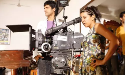 Zoya अख्तर ने 18 साल पुरानी एक थ्रोबैक तस्वीर शेयर की Zoya अख्तर ने 18 साल पुरानी एक थ्रोबैक तस्वीर शेयर की