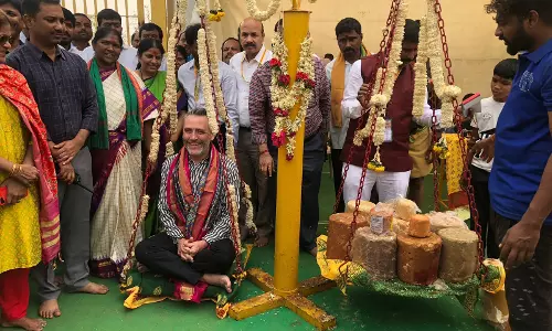 British उप उच्चायुक्त ने तेलंगाना के मुलुगु में सम्मक्का सरक्का में प्रार्थना की British उप उच्चायुक्त ने तेलंगाना के मुलुगु में सम्मक्का सरक्का में प्रार्थना की