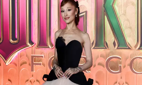फोटो एडिटिंग की गलती में छह उंगलियां दिखने पर Ariana Grande ने दी प्रतिक्रिया