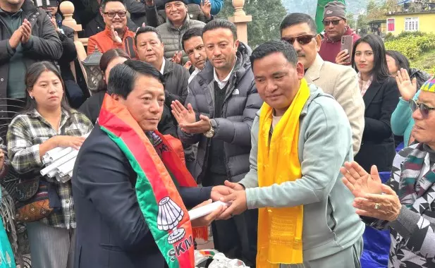 Sikkim: एसडीएफ उम्मीदवार एसकेएम में शामिल हुए Sikkim: एसडीएफ उम्मीदवार एसकेएम में शामिल हुए