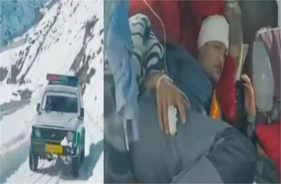 Kullu: पट्टन घाटी में जान जोखिम में डाल स्वास्थ्य कर्मियों ने पेश की मानवता की मिसाल Kullu: पट्टन घाटी में जान जोखिम में डाल स्वास्थ्य कर्मियों ने पेश की मानवता की मिसाल