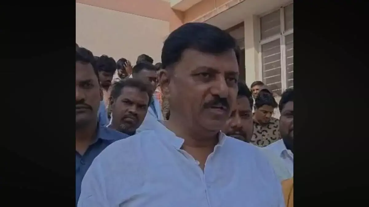 Sangareddy में मिड-डे मील खाने के बाद 45 सरकारी छात्र बीमार पड़ गए Sangareddy में मिड-डे मील खाने के बाद 45 सरकारी छात्र बीमार पड़ गए