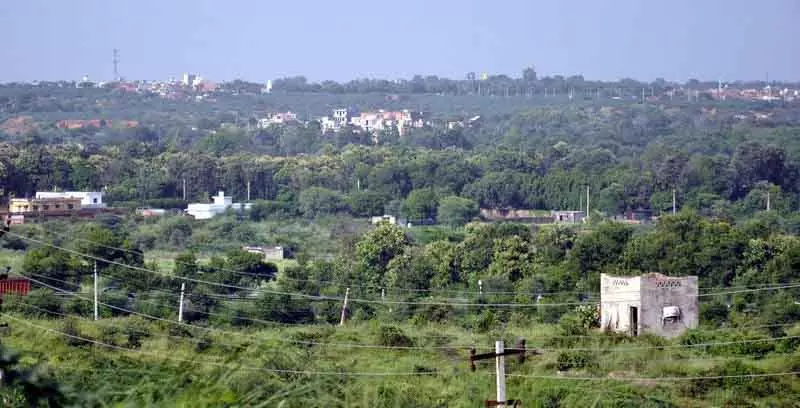 चेतावनी के बावजूद Aravalli में अवैध निर्माण जारी चेतावनी के बावजूद Aravalli में अवैध निर्माण जारी