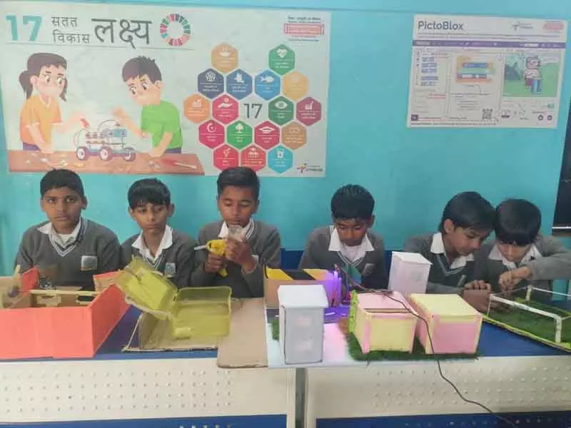 Karnal स्कूलों में एक्सपेरिमेंटल लर्निंग, STEM लैब्स निखार रही युवा प्रतिभा Karnal स्कूलों में एक्सपेरिमेंटल लर्निंग, STEM लैब्स निखार रही युवा प्रतिभा