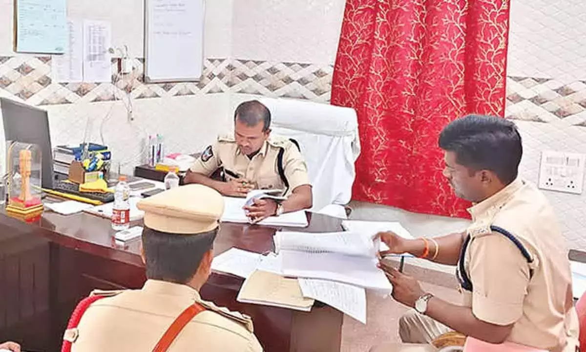 SP ने हिंदूपुर दो टाउन पुलिस स्टेशन का सालाना इंस्पेक्शन किया SP ने हिंदूपुर दो टाउन पुलिस स्टेशन का सालाना इंस्पेक्शन किया