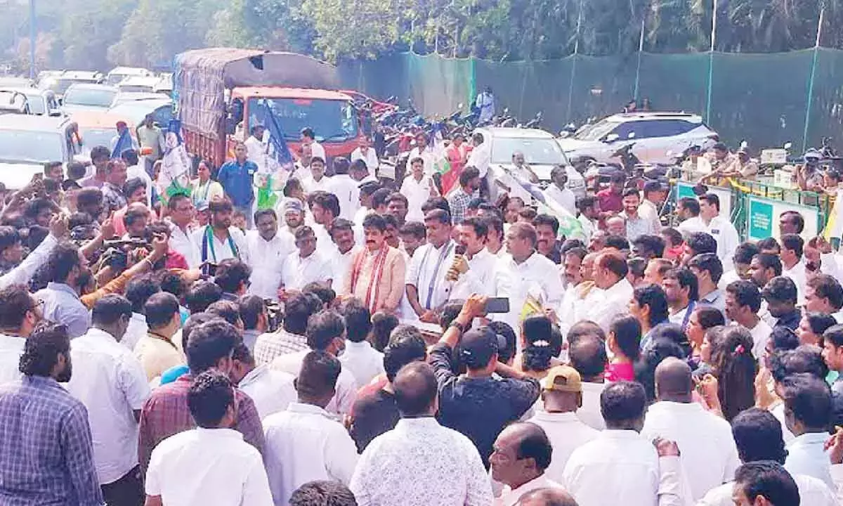 YSRCP ने ज़मीन के खिलाफ विरोध प्रदर्शन करते हुए सड़कों पर उतरे YSRCP ने ज़मीन के खिलाफ विरोध प्रदर्शन करते हुए सड़कों पर उतरे