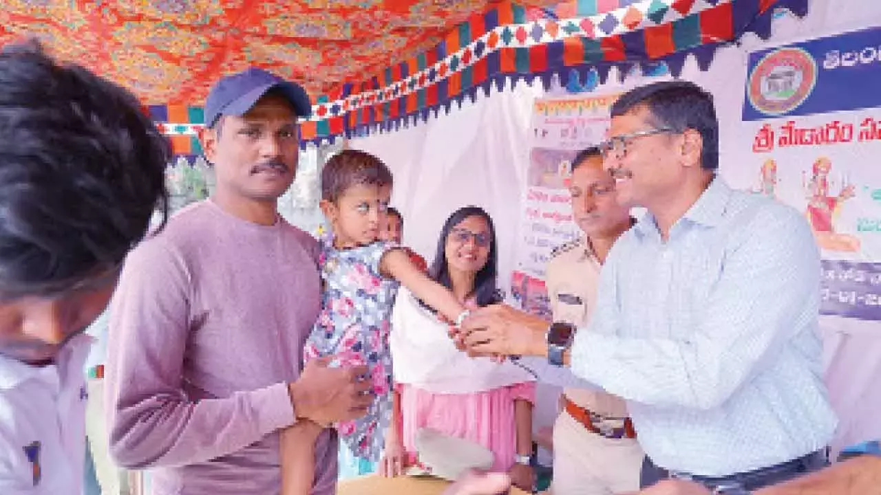 RTC के टॉप अधिकारी ने मेदाराम जतारा के लिए बस सुविधाओं का निरीक्षण किया RTC के टॉप अधिकारी ने मेदाराम जतारा के लिए बस सुविधाओं का निरीक्षण किया