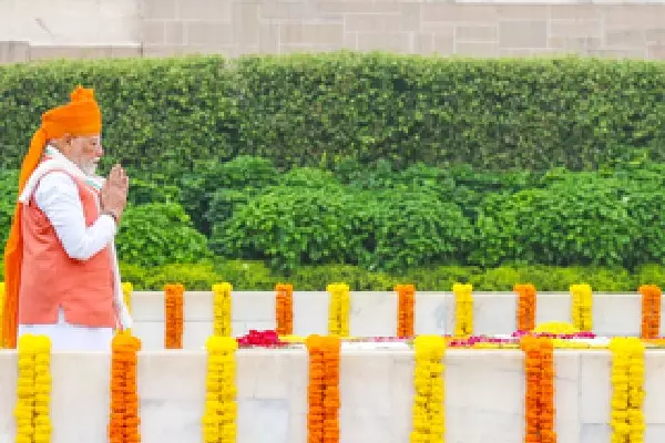 Mahatma Gandhi को पीएम मोदी की श्रद्धांजलि, आदर्शों को किया याद Mahatma Gandhi को पीएम मोदी की श्रद्धांजलि, आदर्शों को किया याद