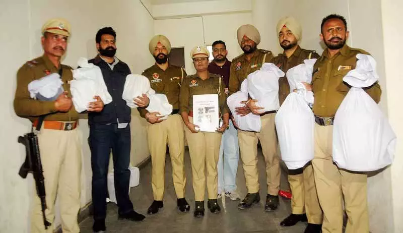 Amritsar में पुलिस ने नार्को-टेरर नेटवर्क का भंडाफोड़ कर 42.9 किलो हेरोइन और ग्रेनेड ज़ब्त किए Amritsar में पुलिस ने नार्को-टेरर नेटवर्क का भंडाफोड़ कर 42.9 किलो हेरोइन और ग्रेनेड ज़ब्त किए