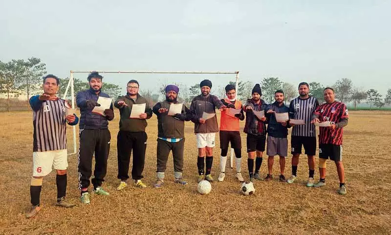Nawanshahr में डेली मॉर्निंग फुटबॉल क्लब ने राष्ट्रीय मतदाता दिवस पर स्पेशल मैच का आयोजन किया Nawanshahr में डेली मॉर्निंग फुटबॉल क्लब ने राष्ट्रीय मतदाता दिवस पर स्पेशल मैच का आयोजन किया