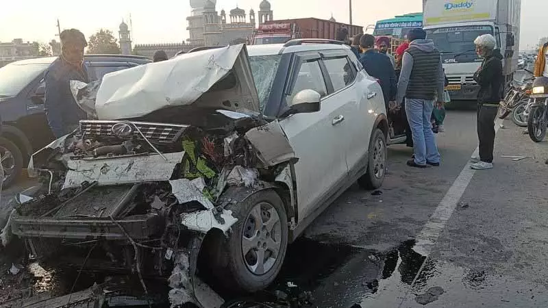 Phagwara के पास कार और बस की टक्कर में दो लोगों की मौत, चार घायल Phagwara के पास कार और बस की टक्कर में दो लोगों की मौत, चार घायल