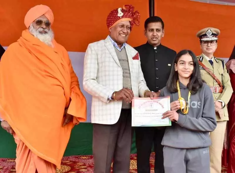Jalandhar में गणतंत्र दिवस समारोह में शटलर इनायत को सम्मानित किया गया Jalandhar में गणतंत्र दिवस समारोह में शटलर इनायत को सम्मानित किया गया