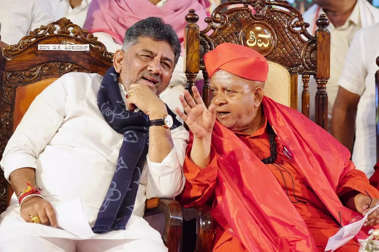 Karnataka कांग्रेस संकट पर शिवकुमार का बयान, यतींद्र के हस्तक्षेप से इनकार Karnataka कांग्रेस संकट पर शिवकुमार का बयान, यतींद्र के हस्तक्षेप से इनकार