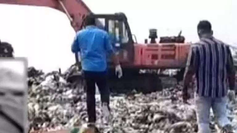Bihar में प्रवासी परिवार के तीन लोगों की हत्या, महिला के शव की तलाश जारी Bihar में प्रवासी परिवार के तीन लोगों की हत्या, महिला के शव की तलाश जारी