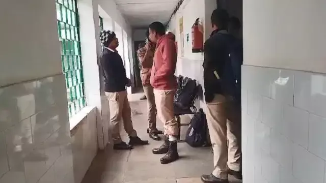 ओडिशा के क्योंझर जिले में एक ट्रक की टक्कर में बस के 10 OISF जवान घायल ओडिशा के क्योंझर जिले में एक ट्रक की टक्कर में बस के 10 OISF जवान घायल